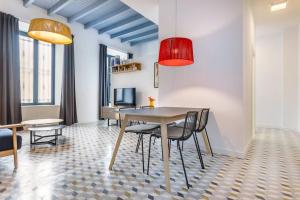 A television and/or entertainment centre at Pop Art, 2BD ground Central Apartment