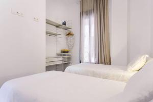 A bed or beds in a room at Pop Art, 2BD ground Central Apartment