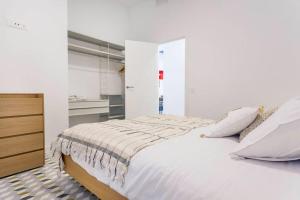 A bed or beds in a room at Pop Art, 2BD ground Central Apartment