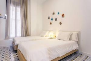 A bed or beds in a room at Pop Art, 2BD ground Central Apartment