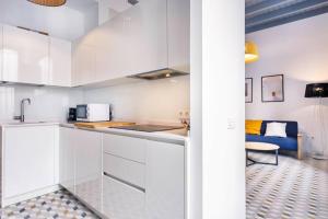 A kitchen or kitchenette at Pop Art, 2BD ground Central Apartment