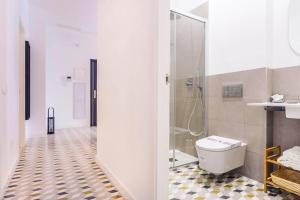 A bathroom at Pop Art, 2BD ground Central Apartment