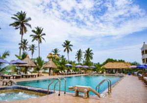 - une piscine dans le complexe avec une statue d'ours au premier plan dans l'établissement The C Resort & Residences, à Prampram