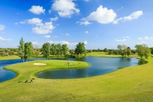 Golf facilities at az üdülőtelepeket or nearby