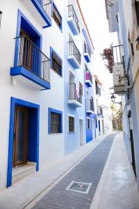 una calle vacía en un edificio azul y blanco en Wave Apartments, en Villajoyosa