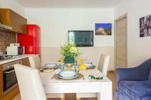 Villa Cinzia-150 mt from the beach的厨房或小厨房