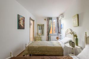 蒙德罗Villa Cinzia-150 mt from the beach的卧室里有一张床、一张桌子和一面镜子