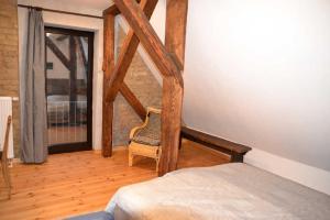 1 dormitorio con cama y ventana grande en Ferienwohnung Am Skulpturenweg, en Hohen Demzin