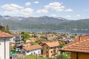 uitzicht op een stad met een meer en bergen bij Baveno Hills | Lakeview apartments in Baveno