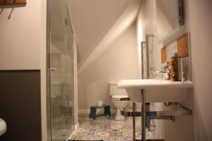 Bathroom sa Wonderfully Spacious Luxury Holiday Cottage