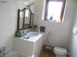 A bathroom at Il Casale di Aquarubra