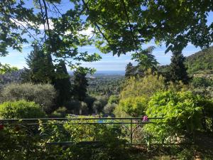 uma vista para o vale a partir de um jardim em Residence Lou Naouc em Grasse