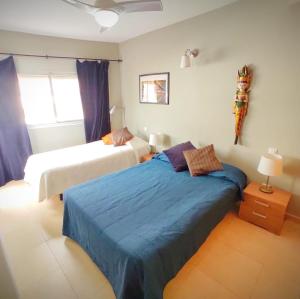 プエルト・デ・モガンにあるVista Parqのベッドルーム1室(ベッド2台、青い毛布付)