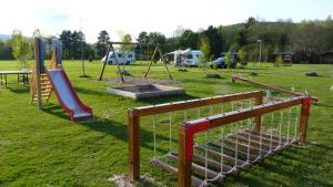 Ο χώρος παιχνιδιού για παιδιά στο Alevi Camping
