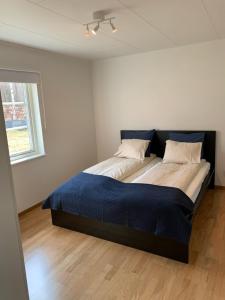 a large bed in a room with a window at Dimgården in Leksand