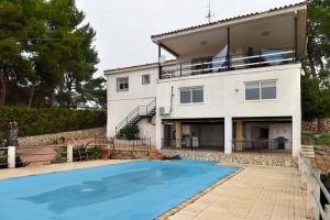 a house with a swimming pool in front of it at Calicanto House & Pool in Torrent