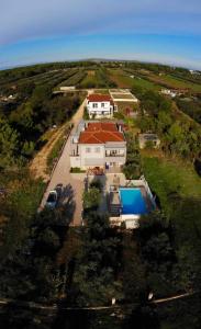 una vista aérea de una casa con piscina en Villa Nina, en Biograd na Moru