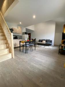 eine Küche und ein Wohnzimmer mit einem Tisch und Stühlen in der Unterkunft appartement au coeur de Loupiac in Loupiac-de-Cadillac