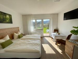 Postel nebo postele na pokoji v ubytování Römercastell Wirtshaus & Hotel + 37 fotografií