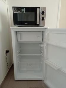 een magnetron bovenop een koelkast bij Ubytování v soukromí in Podivín