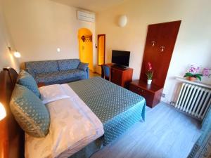 A bed or beds in a room at Hotel Villa Isabella