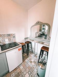 uma pequena cozinha com um balcão e um espelho em St Anthonys B&B em Dungarvan
