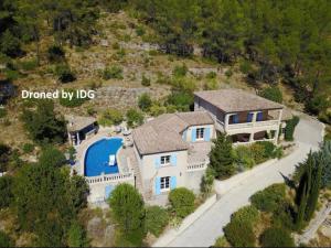 an aerial view of a house with a swimming pool at Villa Tiki in Vins-sur-Caramy