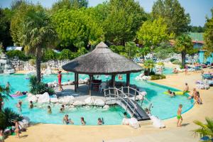 un gruppo di persone in una piscina in un resort di Camping Village Tahiti a Lido delle Nazioni