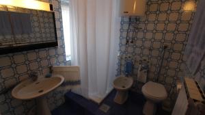 een badkamer met een wastafel en een toilet bij Vacation house Dora in Malinska +32 foto's