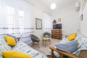 TV a/nebo společenská místnost v ubytování Old Town Finest