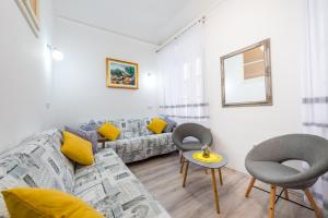 un soggiorno con divano e 2 sedie di Old Town Finest a Dubrovnik