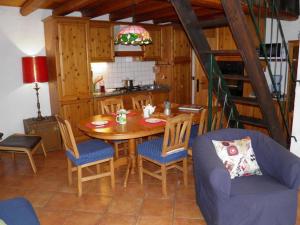 グラヴェドーナにあるRosatoのキッチン、ダイニングルーム(木製のテーブルと椅子付)