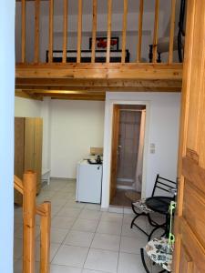 uma sala de estar com uma escada e uma cozinha em Glaros Guesthouse em Hydra