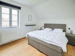 Beautiful house in Flemish Ardennes for cyclists في رونس: غرفة نوم بيضاء مع سرير كبير ونافذة