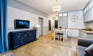 Televízia a/alebo spoločenská miestnosť v ubytovaní Apartament ,,Cesarski Dwór”