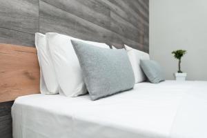 Een bed of bedden in een kamer bij Blue View Apartments