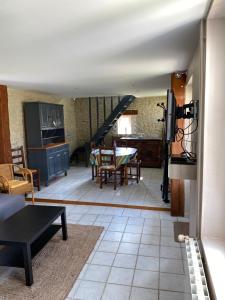 een woonkamer met een tafel en een eetkamer bij Chez pépé in Arromanches-les-Bains