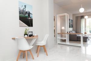 een kamer met een bureau en stoelen en een slaapkamer bij Blue View Apartments in Kavala