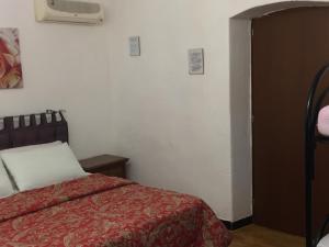 1 dormitorio con 1 cama con manta roja en AGRITURISMO I LAMOI en Finale Ligure