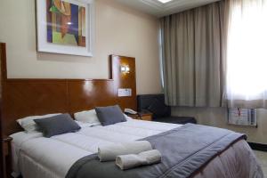 Кровать или кровати в номере Capri Hotel