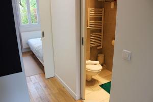 a small bathroom with a toilet and a window at Apartments au Dream of horse, Dream of golf, Proche Hippodrome, Saint Cloud in Saint-Cloud +39 photos