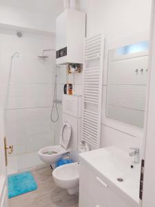 Modern Room with private bathroom tesisinde bir banyo