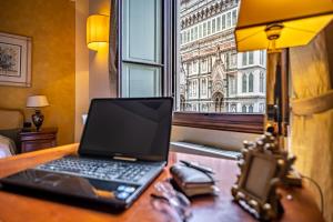Televízia a/alebo spoločenská miestnosť v ubytovaní Palazzo Gamba Apartments al Duomo