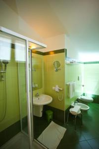 y baño con lavabo, ducha y aseo. en Hotel Ristorante Al Duca, en Atessa