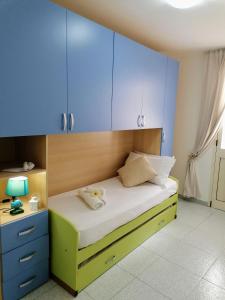 レウカにあるResidence Leucasiaの小さなベッドルーム(青いキャビネット付きのベッド1台付)