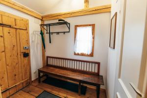 a wooden bench in a room with a window at s´Manz in Grundlsee