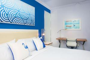 Ένα ή περισσότερα κρεβάτια σε δωμάτιο στο Blue Moon Hotel