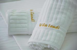 Hotel Landi في كساميل: جوربٌ أبيض مع أرضية مكتوبة عليه
