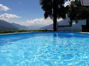 una gran piscina con vistas a las montañas en Asti, en Gravedona