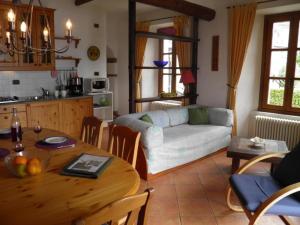 una sala de estar con una mesa y un sofá en Barolo, en Gravedona